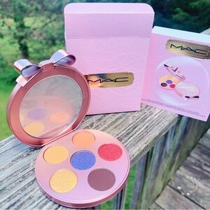 MAC 2022 Holiday Eye Love Surprises Eyeshadow Palette Bold Bows